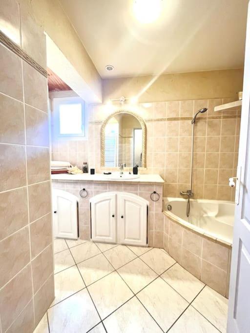 Appartement Proche Aeroport Marseille Marignane - Studio Confortable - Logement Ideal - Hebergement Tout Equipe Rognac Luaran gambar